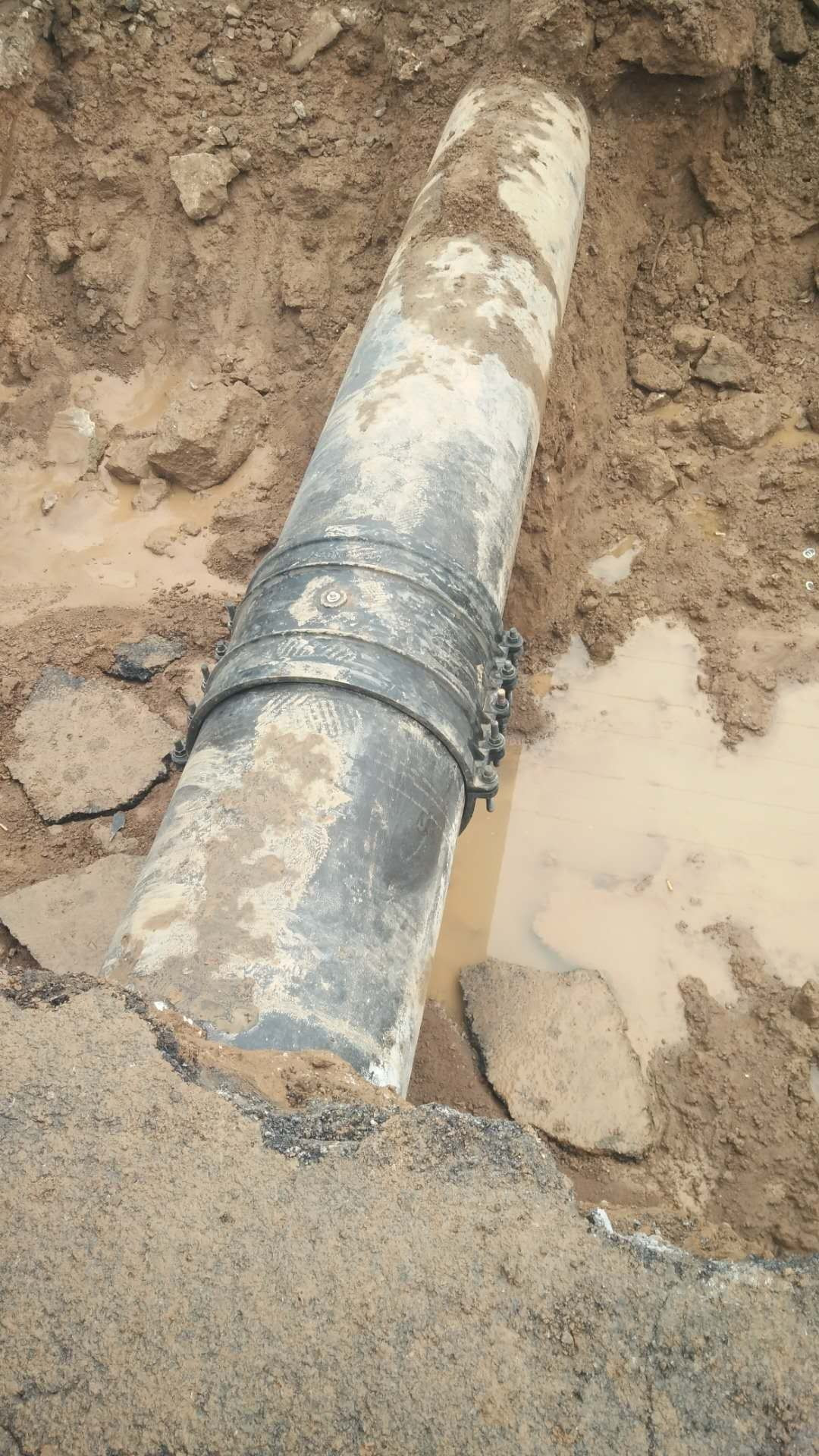 自来水管道被挖断造成半个城区停水? 新密住建局:不知情?